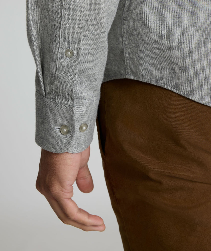 Model is wearing UNTUCKit Hemsworth in light gray.