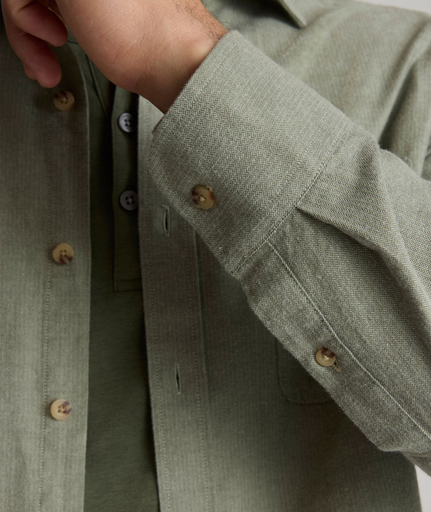 Model is wearing UNTUCKit Hemsworth in beetle.