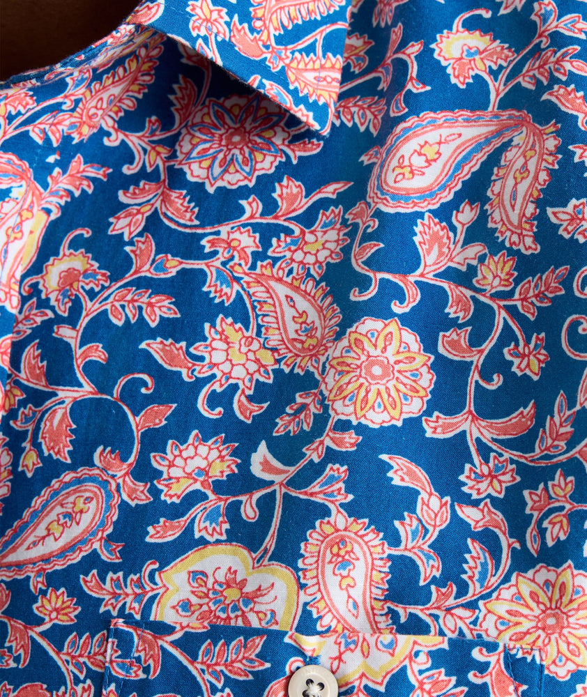 Model is wearing UNTUCKit Quarry cotton linen shirt in pink print.