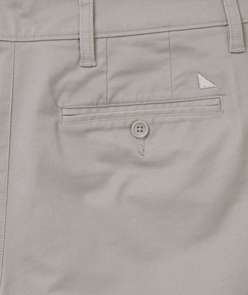 Model is wearing UNTUCKit gray 9" chino shorts.