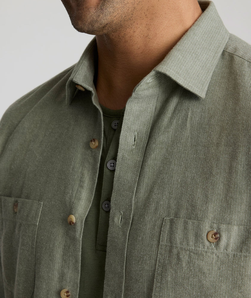 Model is wearing UNTUCKit Hemsworth in beetle. 