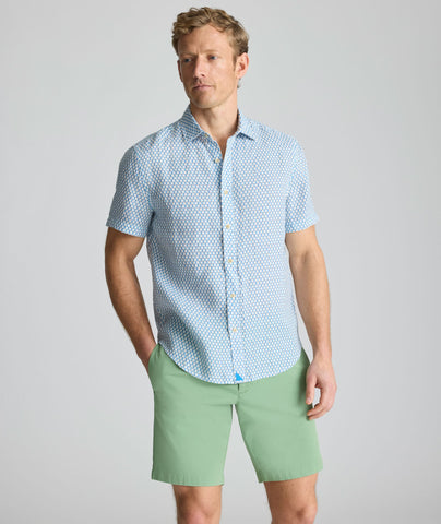 Model is wearing UNTUCKit Linen Short-Sleeve Redcroft Shirt. 