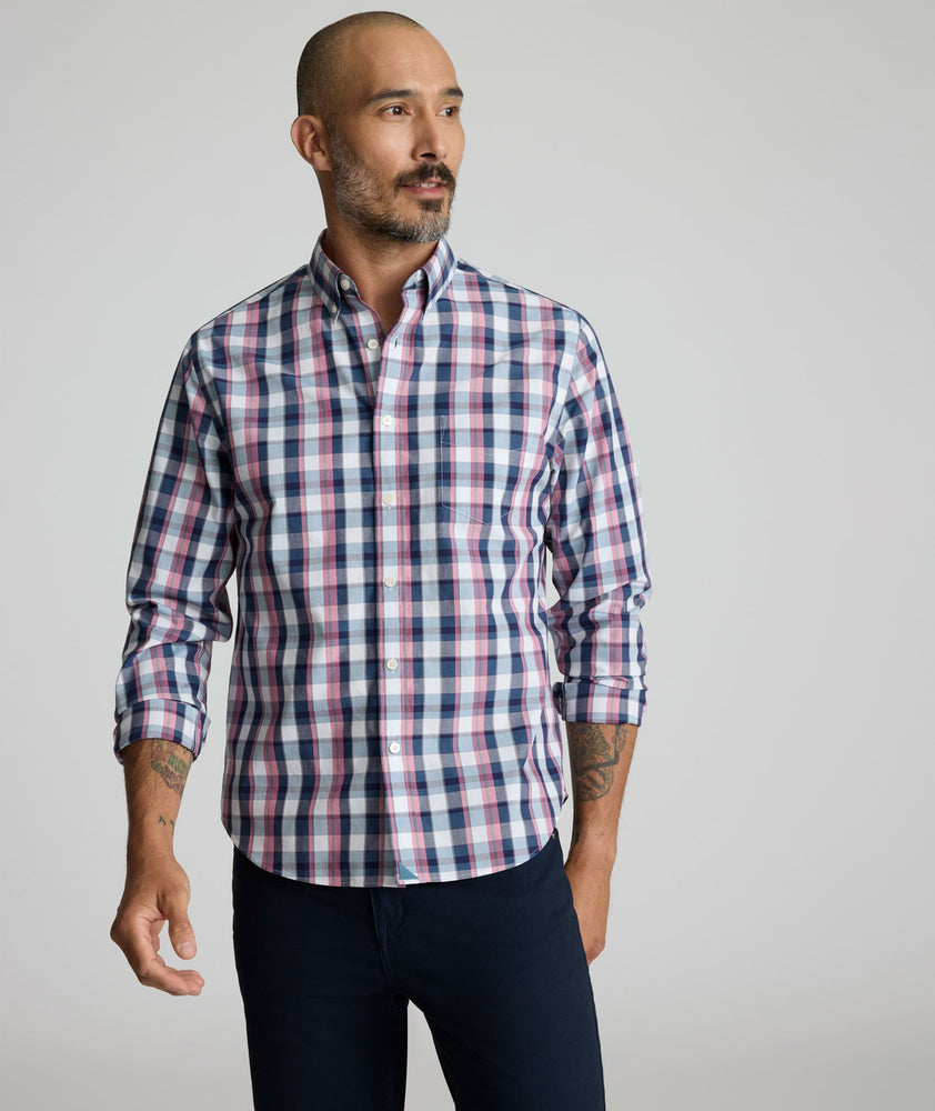 Model is wearing UNTUCKit Schwarz wrinkle-free shirt.