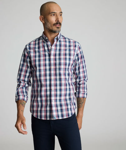 Model is wearing UNTUCKit Schwarz wrinkle-free shirt.