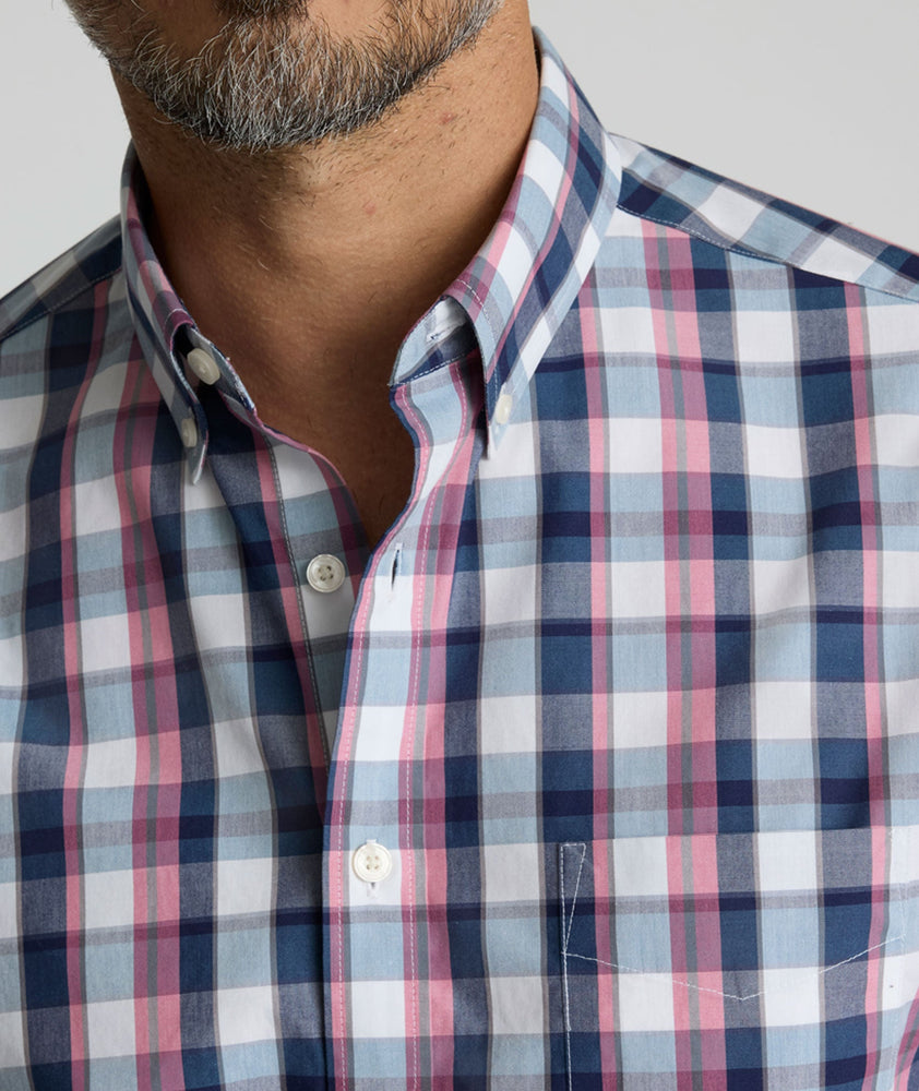 Model is wearing UNTUCKit Schwarz wrinkle-free shirt.