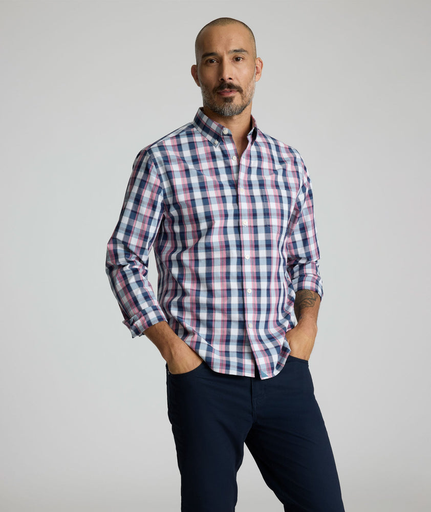 Model is wearing UNTUCKit Schwarz wrinkle-free shirt.